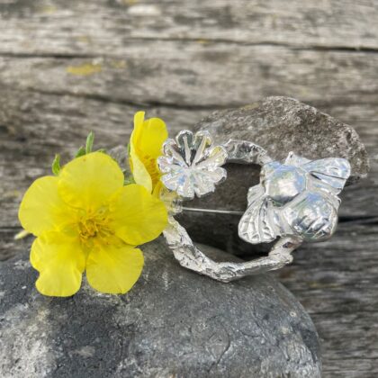 bee-flower-brooch-sterling silver-pretty-sandrakernsjewellery