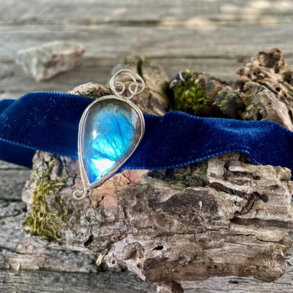 labradorite-choker-blue-velvet-front-sandrakernsjewellery